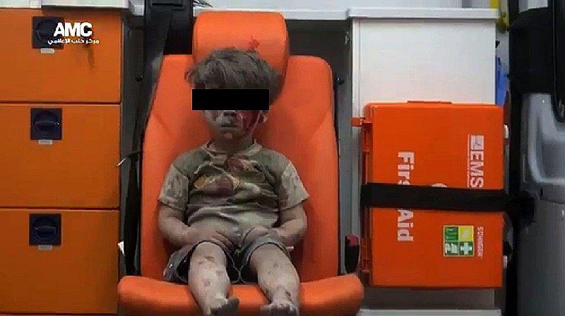 Foto de niño rescatado en bombardeo es símbolo de la guerra en Siria