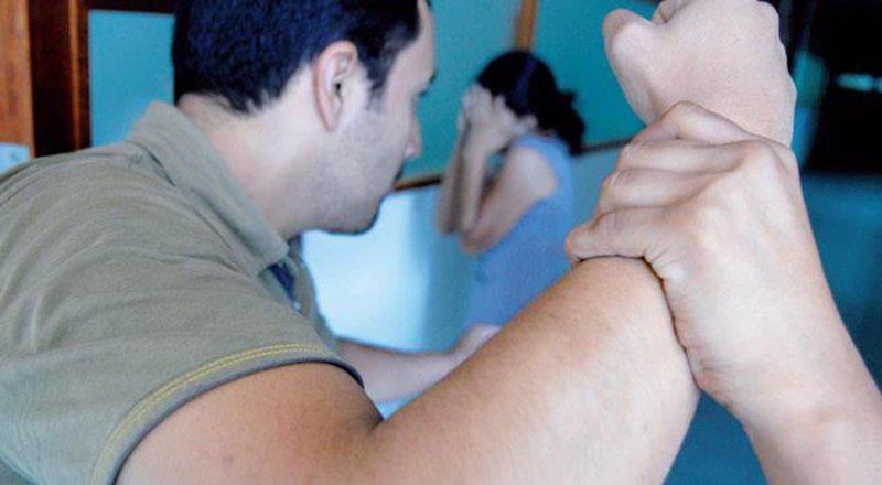 ¿Por qué un hombre golpea a una mujer? 