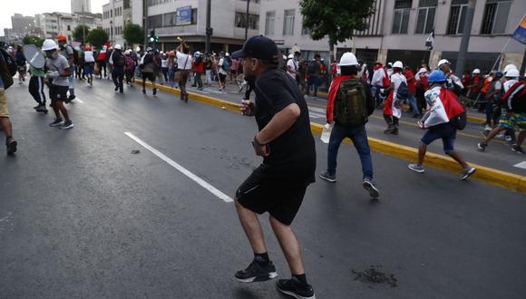 Manifestantes se enfrentan a la Policía en el Cercado de Lima durante las movilizaciones por el Paro Nacional convocado este jueves 09 de febrero. FOTO: GEC.