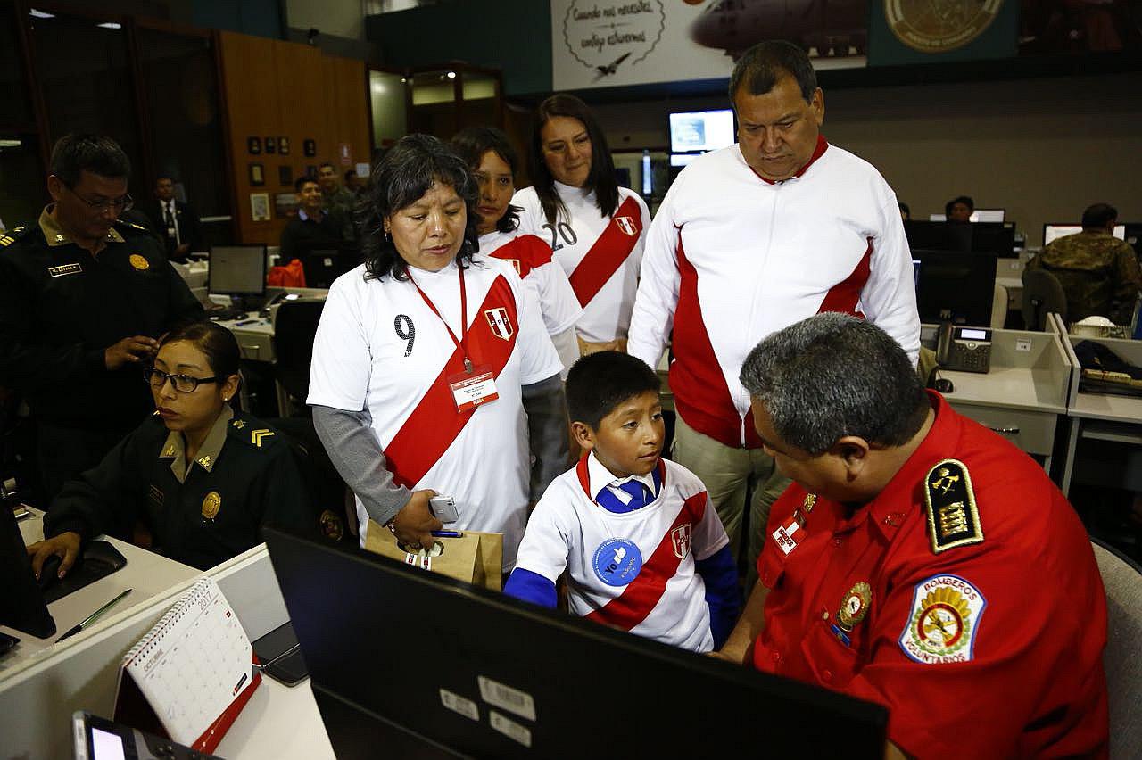 Terremoto en Lima: niño cusqueño presenta detector de sismos a ministro de Defensa