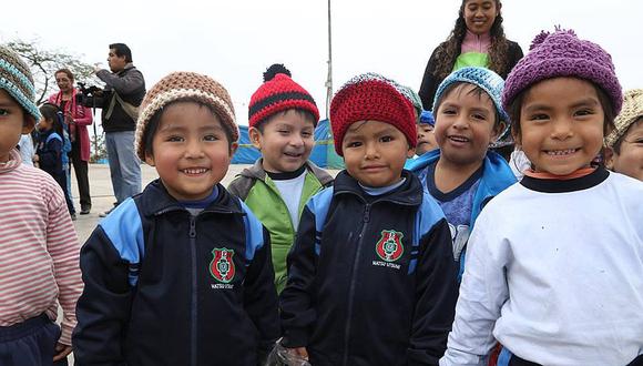 Abrigadores gorritos contra el frío reciben niños de Ticlio Chico
