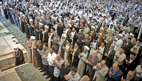 Durante el ramadán, el mes sagrado, los iraníes rezan por la paz 