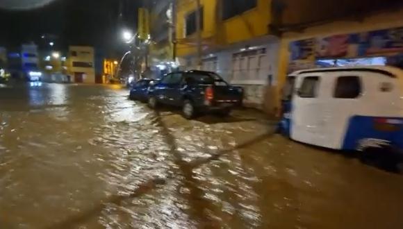 Las calles y locales se inundaron tras torrencial lluvia de una hora en Huánuco. (Foto: captura de video de Estación 13)