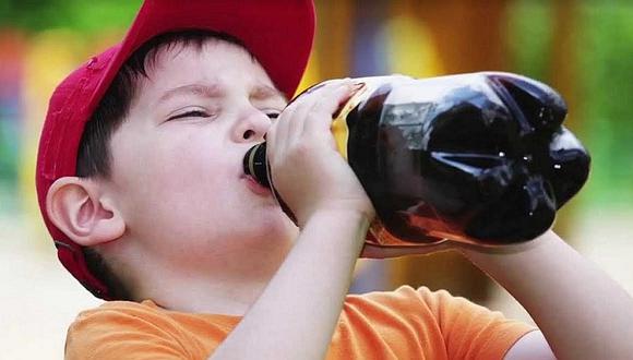 ​Tomar gaseosas y jugos azucarados podría causar esto en tus niños