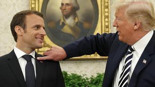 ​Trump le quita la caspa del hombro al presidente francés Macron (VIDEO)