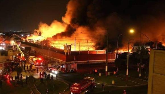 Ministerio del Ambiente descarta contaminación del aire en zona del incendio en almacén de productos químicos. (Foto: Gerardo Guzmán Padilla)