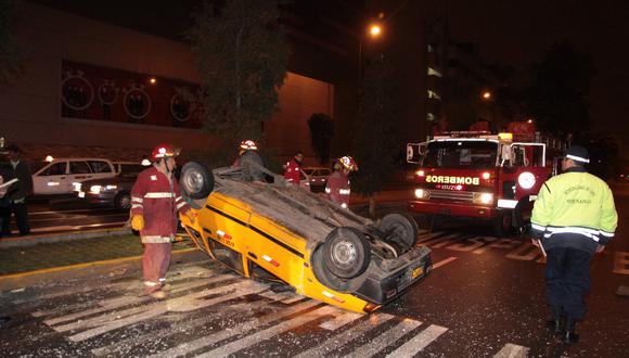 Centro de Lima: Taxi choca y queda volcado en medio de la pista