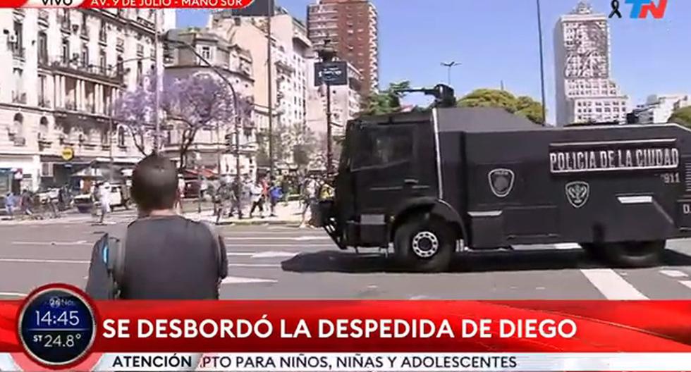Murió Diego Maradona | Camiones hidrantes y policías a bordo de motocicletas circulan sobre la avenida 9 de Julio. (Captura de video/YouTube).