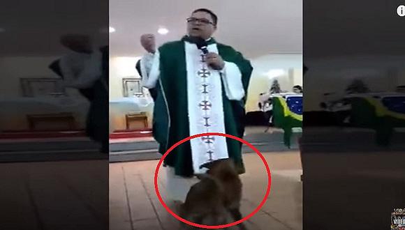 YouTube: Perrito hace de las suyas en plena misa y frente al sacerdote [VIDEO]
