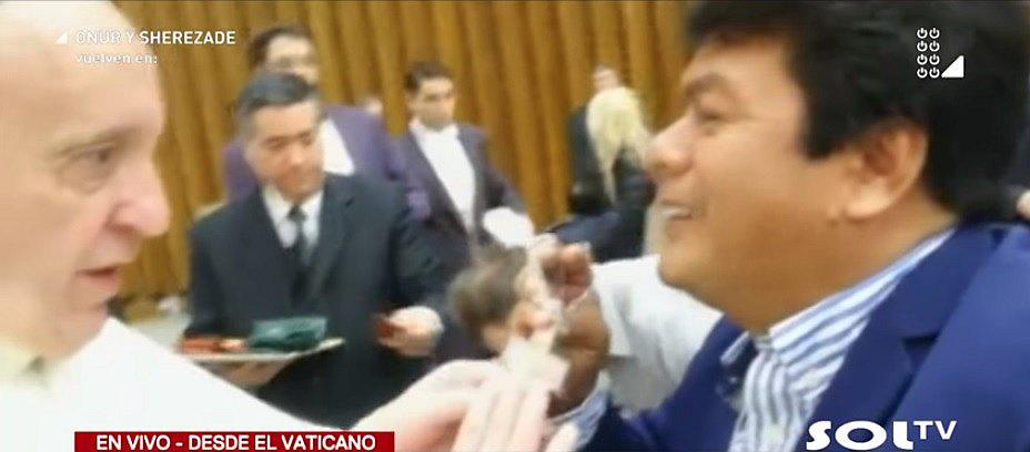 ​Papa Francisco bromeó con periodista peruano que lo acompañará en viaje (VÍDEO)