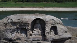 ¡Impresionante!: Sequía deja al descubierto una isla rocosa con tres estatuas budistas
