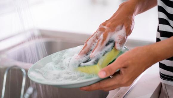 Lavar a mano los platos gastaría ocho litros por minuto con un caño semiabierto, según el Ministerio del Ambiente. (Foto: @Freepick)
