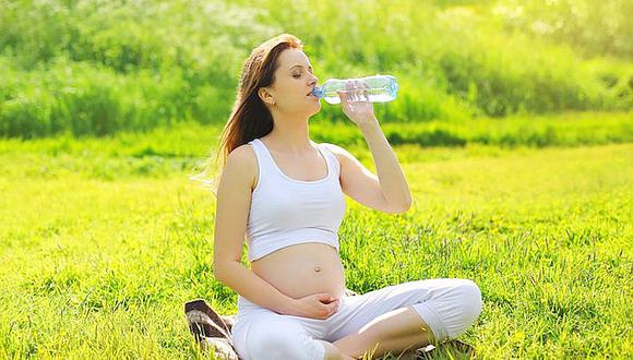 Embarazadas: botellas de agua pueden ser tóxicas y provocar abortos