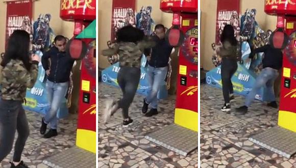 Mujer calcula mal en simulador de boxeo y golpea a su novio 
