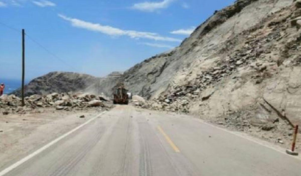 Provías realiza la limpieza de la carretera. (Foto: Andina)