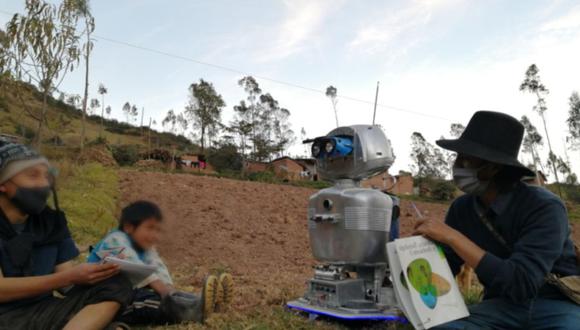 Profesor creó robot para dictar clases a sus estudiantes que viven en el VRAEM