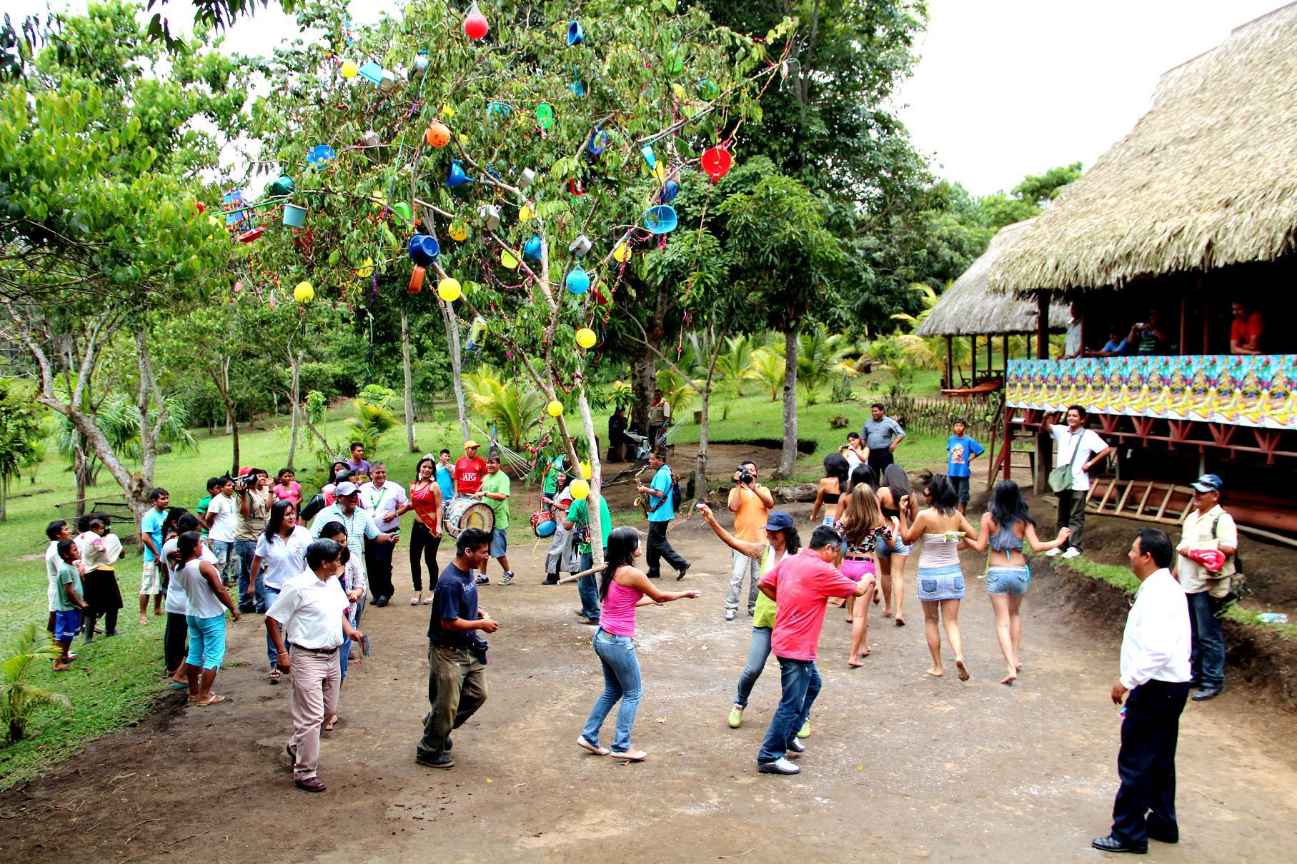 Arequipa: Cae árbol de yunza y muere aplastado 