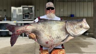 Hombre atrapa a pez “alienígena” más pesado del mundo y dicen que evitó una catástrofe ambiental