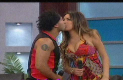 Combate: Zumba le dio tremendo beso a Aída Martínez 
