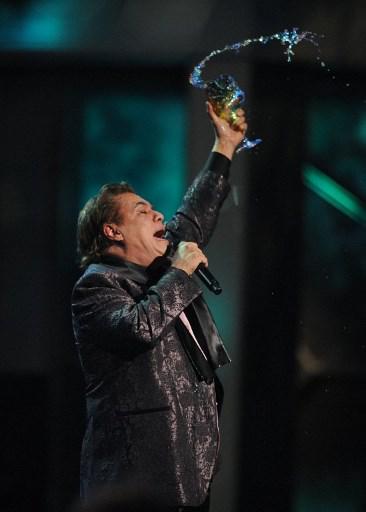 Singer Juan Gabriel performs during the Latin Grammy Awards show at the Mandalay Hotel in Las Vegas, Nevada on November 5, 2009.              AFP PHOTO/Mark RALSTON (Photo by MARK RALSTON / AFP)