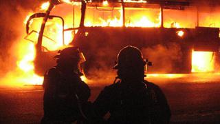 Cuatro personas mueren tras incendiarse bus cargado de pirotécnicos