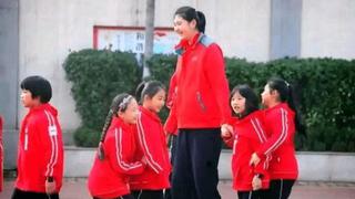 Basquetbolista china de 14 años mide 2,26 metros y asombra al mundo
