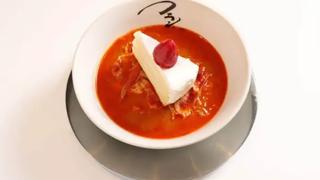 Restaurante japonés es la sensación al servir mezclados sopa de fideos y torta cheesecake