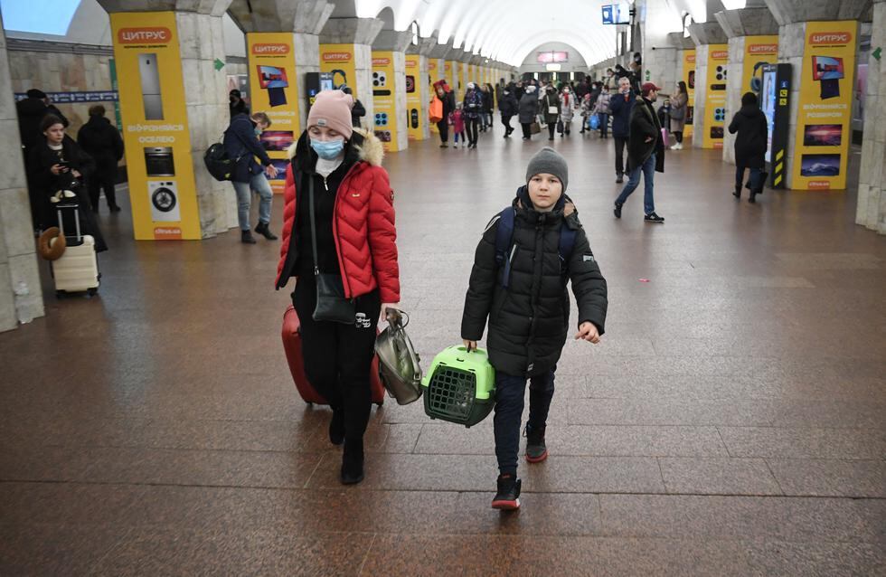 Al menos 100.000 personas han tenido que dejar sus hogares en Ucrania a raíz de la invasión iniciada hoy por Rusia, y varios miles más han cruzado las fronteras a países vecinos. (Foto: Daniel LEAL / AFP)