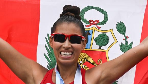 La peruana Kimberly García León, medallista de oro, posa después de la final de carrera marcha de 35 km de mujeres durante el Campeonato Mundial de Atletismo en Eugene, Oregón, el 22 de julio de 2022. (Foto de Ben Stansall / AFP)