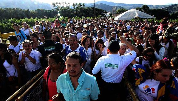 Venezuela: Miles cruzan a Colombia en busca de comida
