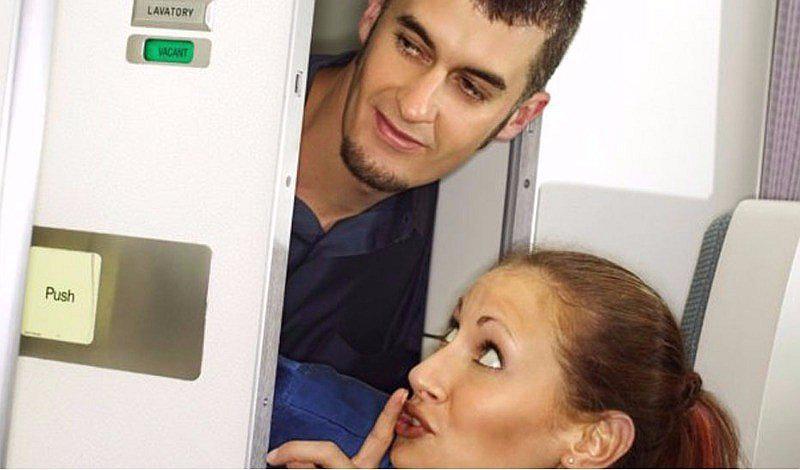 3 estrategias infalibles para tener intimidad en un avión 