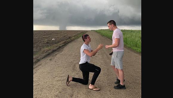 Cazador de tormentas propone matrimonio a su pareja en pleno tornado