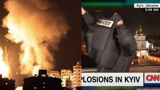 Momento exacto en que reportero de la CNN se coloca chaleco y casco tras explosiones | VIDEO