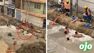 Albañiles peruanos aprovechan obras para usar hoyos en la pista como piscina