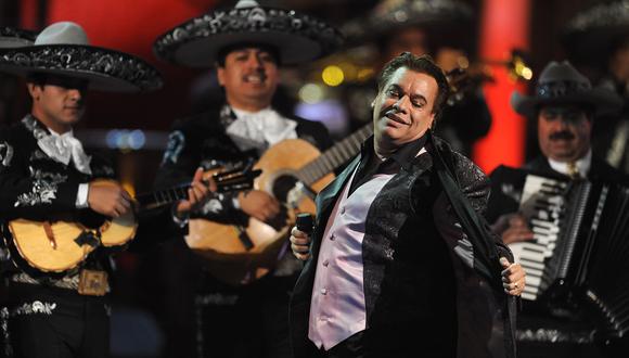 Singer Juan Gabriel performs during the Latin Grammy Awards show at the Mandalay Hotel in Las Vegas, Nevada on November 5, 2009.                AFP PHOTO/Mark RALSTON (Photo by MARK RALSTON / AFP)