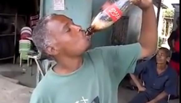 Hombre se toma un litro de Coca Cola de un solo sorbo [VIDEO]