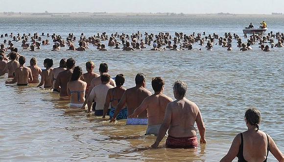 Argentina: baten Récord Guinness de personas flotando en un lago 