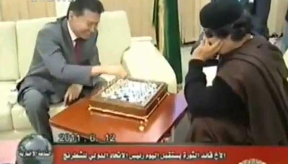 Gadafi juega ajedrez mientras Libia vive conflicto social