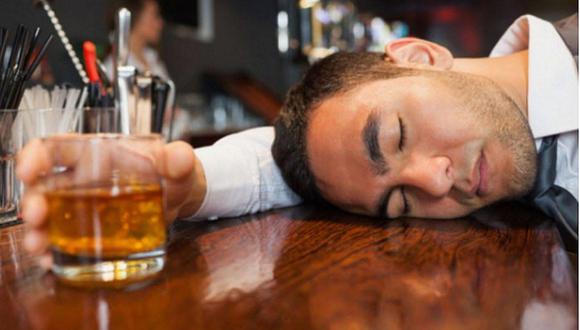 6 riesgos de tomar alcohol de dudosa procedencia