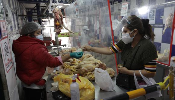 “Ahorita el precio del pollo sube y baja, y eso afecta bastante a nuestra economía", manifiesta una clienta en el mercado San Antonio de San Martín de Porres. (FOTO: Anthony Niño de Guzmán)
