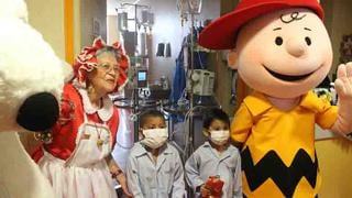 Snoopy y Charlie Brown sorprenden a pequeños del Hospital del Niño [FOTOS]  