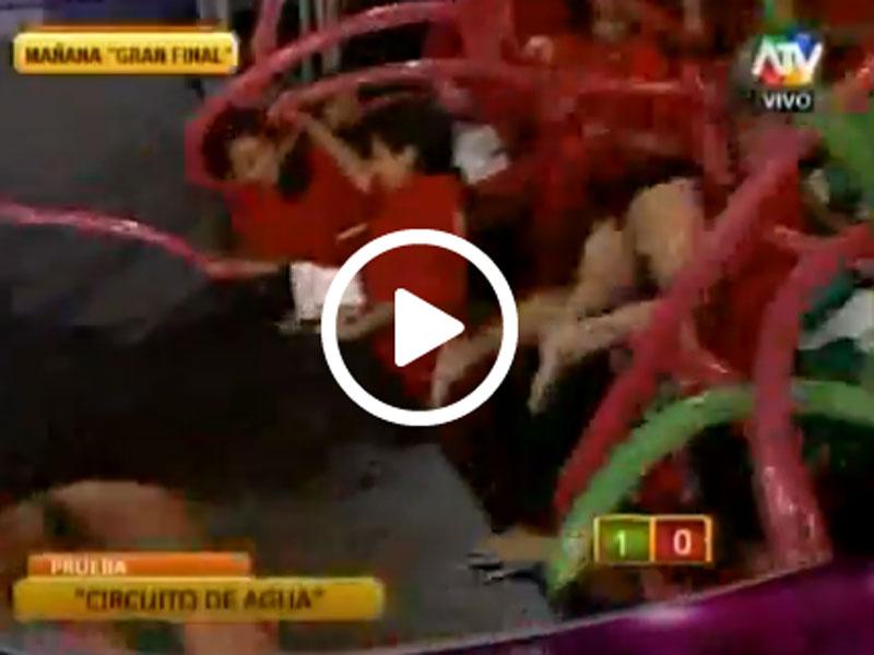 Paloma Fiuza cayó sobre el público en Combate [VIDEO] 