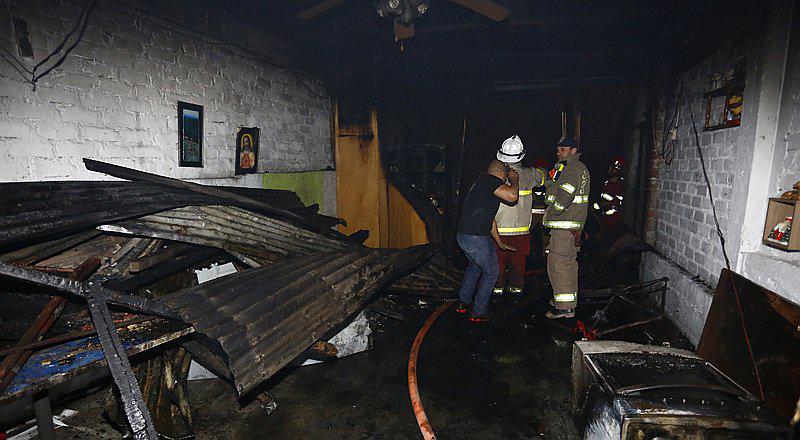 El Agustino: ​Incendio arrasa con cochera, una casa y asusta a vecinos [FOTOS] 