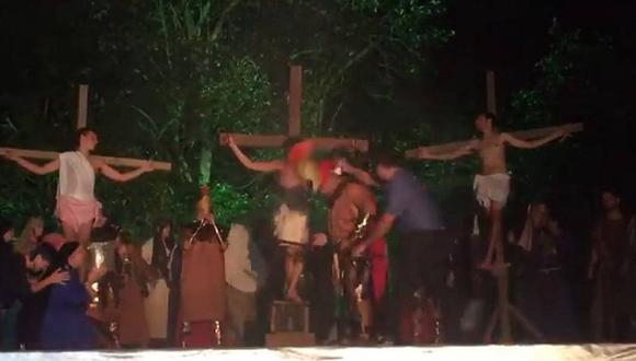 ​Invade obra de teatro y le pega a soldado romano para "salvar" a Jesús (VIDEO)