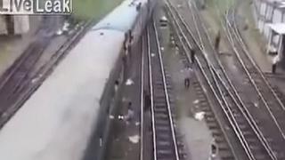 YouTube: Sufre terrible accidente al tratar de subir a un tren de esta forma [VIDEO]