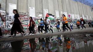 Jerusalén: cientos de israelíes y palestinos marchan juntos por la paz