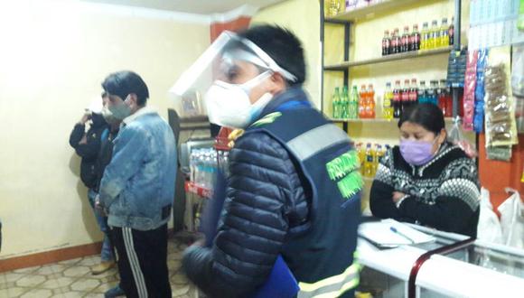Puno: intervienen a más de quince personas ingiriendo alcohol adulterado en bares clandestinos (Foto: Municipalidad Provincial de Puno).