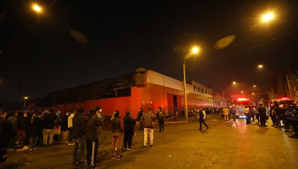 Cercado de lima:  Bomberos controlan  incendio de galería donde se venden zapatillas y ropa. Foto: César Bueno @photo.gec