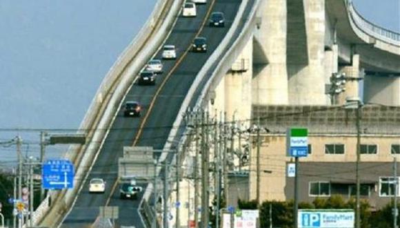 Japón: Conoce el insólito puente que parece una montaña rusa [VIDEO]