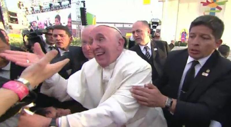 Papa Francisco: Así se molestó cuando fieles luchaban por saludarlo en Morelia [VIDEO]